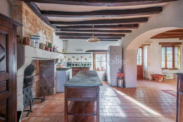 Maison de caractère de 182 m² sur 3 600 m² de terrain. Calme absolu et cadre naturel privilégié.
Nichée au cœur d’un environnement verdoyant et préservé, cette charmante maison de 182 m² offre un cadre de vie rare, idéal pour les amateurs de nature, d’authenticité et de tranquillité.

Au rez-de-chaussée : Vous découvrirez une cuisine conviviale entièrement équipée avec son arrière-cuisine attenante, un vaste séjour baigné de lumière et agrémenté d’une cheminée, ouvert sur la campagne environnante, ainsi qu’un salon chaleureux propice à la détente.
Une grande pièce polyvalente complète ce niveau. Elle pourra accueillir selon vos besoins un bureau, une chambre supplémentaire, un espace de loisirs ou un second salon, tout en profitant d’une agréable vue dégagée sur la nature. Un WC indépendant est également présent.

A l’étage : L’espace nuit se compose de trois chambres lumineuses, d’une salle d’eau et d’un WC indépendant.
Les combles, aménageables, offrent un potentiel supplémentaire intéressant pour agrandir la surface habitable selon vos projets.

Extérieurs et prestations : Implantée sur une vaste parcelle de 3 600 m², la propriété constitue un véritable havre de paix, à l’abri de toute nuisance sonore. Un garage et un préau viennent compléter l’ensemble pour répondre à vos besoins de rangement et de stockage.

Confort : Chauffage au sol au gaz au rez-de-chaussée, convecteurs électriques à l’étage, cheminées dans le séjour, salon et cuisine.

Situation géographique

La maison bénéficie d’un emplacement privilégié, alliant calme de la campagne et proximité des commodités :
Commerces de proximité à 8 minutes de Le Lude, 25 minutes de La Flèche, 22 minutes de Baugé-en-Anjou, 37 minutes du péage Sablé–La Flèche (axe Paris–Angers), 1 heure de la gare TGV d’Angers-Saint-Laud, 55 minutes de la gare TGV du Mans.

Un bien rare sur le marché, offrant espace, sérénité et potentiel d’évolution dans un cadre naturel exceptionnel.

CLASSE ÉNERGIE : E / CLASSE CLIMAT : E
Montant moyen estimé des dépenses annuelles d'énergie pour un usage standard, établi à partir des prix de l'énergie des années 2021, 2022, 2023 : entre 5800€ et 7890€.

Contact : Eddy MICHEL 06 28 13 41 22
Agent commercial immatriculé au RSAC de ANGERS sous le numéro 504 206 582.

Les honoraires sont à la charge du vendeur.

Les informations sur les risques auxquels ce bien est exposé sont disponibles sur le site Géorisques pour les zones concernées: www.georisques.gouv.fr