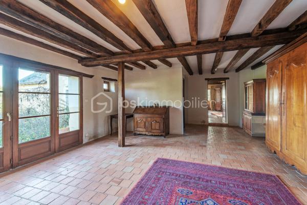 Maison de caractère de 182 m² sur 3 600 m² de terrain. Calme absolu et cadre naturel privilégié.
Nichée au cœur d’un environnement verdoyant et préservé, cette charmante maison de 182 m² offre un cadre de vie rare, idéal pour les amateurs de nature, d’authenticité et de tranquillité.

Au rez-de-chaussée : Vous découvrirez une cuisine conviviale entièrement équipée avec son arrière-cuisine attenante, un vaste séjour baigné de lumière et agrémenté d’une cheminée, ouvert sur la campagne environnante, ainsi qu’un salon chaleureux propice à la détente.
Une grande pièce polyvalente complète ce niveau. Elle pourra accueillir selon vos besoins un bureau, une chambre supplémentaire, un espace de loisirs ou un second salon, tout en profitant d’une agréable vue dégagée sur la nature. Un WC indépendant est également présent.

A l’étage : L’espace nuit se compose de trois chambres lumineuses, d’une salle d’eau et d’un WC indépendant.
Les combles, aménageables, offrent un potentiel supplémentaire intéressant pour agrandir la surface habitable selon vos projets.

Extérieurs et prestations : Implantée sur une vaste parcelle de 3 600 m², la propriété constitue un véritable havre de paix, à l’abri de toute nuisance sonore. Un garage et un préau viennent compléter l’ensemble pour répondre à vos besoins de rangement et de stockage.

Confort : Chauffage au sol au gaz au rez-de-chaussée, convecteurs électriques à l’étage, cheminées dans le séjour, salon et cuisine.

Situation géographique

La maison bénéficie d’un emplacement privilégié, alliant calme de la campagne et proximité des commodités :
Commerces de proximité à 8 minutes de Le Lude, 25 minutes de La Flèche, 22 minutes de Baugé-en-Anjou, 37 minutes du péage Sablé–La Flèche (axe Paris–Angers), 1 heure de la gare TGV d’Angers-Saint-Laud, 55 minutes de la gare TGV du Mans.

Un bien rare sur le marché, offrant espace, sérénité et potentiel d’évolution dans un cadre naturel exceptionnel.

CLASSE ÉNERGIE : E / CLASSE CLIMAT : E
Montant moyen estimé des dépenses annuelles d'énergie pour un usage standard, établi à partir des prix de l'énergie des années 2021, 2022, 2023 : entre 5800€ et 7890€.

Contact : Eddy MICHEL 06 28 13 41 22
Agent commercial immatriculé au RSAC de ANGERS sous le numéro 504 206 582.

Les honoraires sont à la charge du vendeur.

Les informations sur les risques auxquels ce bien est exposé sont disponibles sur le site Géorisques pour les zones concernées: www.georisques.gouv.fr
