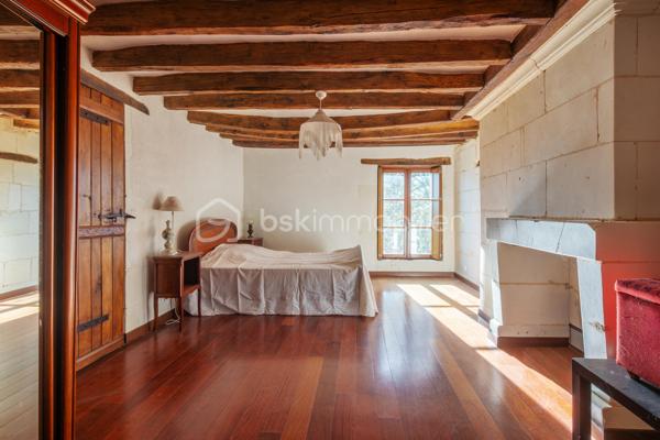 Maison de caractère de 182 m² sur 3 600 m² de terrain. Calme absolu et cadre naturel privilégié.
Nichée au cœur d’un environnement verdoyant et préservé, cette charmante maison de 182 m² offre un cadre de vie rare, idéal pour les amateurs de nature, d’authenticité et de tranquillité.

Au rez-de-chaussée : Vous découvrirez une cuisine conviviale entièrement équipée avec son arrière-cuisine attenante, un vaste séjour baigné de lumière et agrémenté d’une cheminée, ouvert sur la campagne environnante, ainsi qu’un salon chaleureux propice à la détente.
Une grande pièce polyvalente complète ce niveau. Elle pourra accueillir selon vos besoins un bureau, une chambre supplémentaire, un espace de loisirs ou un second salon, tout en profitant d’une agréable vue dégagée sur la nature. Un WC indépendant est également présent.

A l’étage : L’espace nuit se compose de trois chambres lumineuses, d’une salle d’eau et d’un WC indépendant.
Les combles, aménageables, offrent un potentiel supplémentaire intéressant pour agrandir la surface habitable selon vos projets.

Extérieurs et prestations : Implantée sur une vaste parcelle de 3 600 m², la propriété constitue un véritable havre de paix, à l’abri de toute nuisance sonore. Un garage et un préau viennent compléter l’ensemble pour répondre à vos besoins de rangement et de stockage.

Confort : Chauffage au sol au gaz au rez-de-chaussée, convecteurs électriques à l’étage, cheminées dans le séjour, salon et cuisine.

Situation géographique

La maison bénéficie d’un emplacement privilégié, alliant calme de la campagne et proximité des commodités :
Commerces de proximité à 8 minutes de Le Lude, 25 minutes de La Flèche, 22 minutes de Baugé-en-Anjou, 37 minutes du péage Sablé–La Flèche (axe Paris–Angers), 1 heure de la gare TGV d’Angers-Saint-Laud, 55 minutes de la gare TGV du Mans.

Un bien rare sur le marché, offrant espace, sérénité et potentiel d’évolution dans un cadre naturel exceptionnel.

CLASSE ÉNERGIE : E / CLASSE CLIMAT : E
Montant moyen estimé des dépenses annuelles d'énergie pour un usage standard, établi à partir des prix de l'énergie des années 2021, 2022, 2023 : entre 5800€ et 7890€.

Contact : Eddy MICHEL 06 28 13 41 22
Agent commercial immatriculé au RSAC de ANGERS sous le numéro 504 206 582.

Les honoraires sont à la charge du vendeur.

Les informations sur les risques auxquels ce bien est exposé sont disponibles sur le site Géorisques pour les zones concernées: www.georisques.gouv.fr