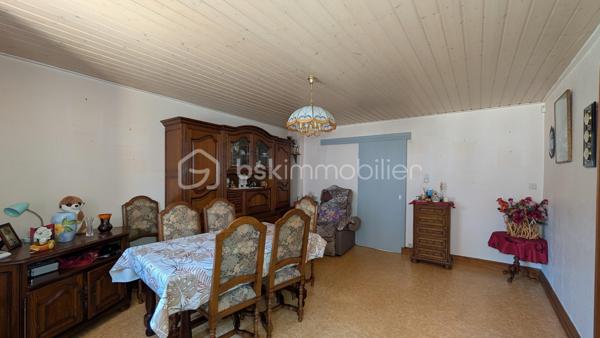 Situé sur la commune de Russ ,venez découvrir cette maison de 100m m² mitoyenne des deux côtés, saine et parfaitement entretenue, offrant un cadre de vie paisible et de multiples possibilités d'évolution. Idéale pour un premier achat ou un projet de personnalisation, elle saura vous séduire par ses volumes et son extérieur généreux.
La maison se compose d'un espace de vie convivial avec un salon/salle à manger lumineux et une cuisine séparée. 
Le rez-de-chaussée dispose également d'un débarras pratique avec WC.
À l'étage, l'espace nuit propose deux belles chambres, dont l'une a été entièrement rénovée et bénéficie de sa propre salle d'eau privative attenante, alliant confort et modernité.

Des volumes supplémentaires à exploiter
Le véritable potentiel de cette maison réside dans ses espaces encore disponibles :
- Combles aménageables de 40 m² : une surface généreuse pour créer une suite parentale, un bureau ou une salle de jeux selon vos besoins.
- Cave de 18 m² entièrement isolée : un espace sain idéal pour le stockage ou la conservation (hauteur sous plafond 1m60)

Équipement inclus : Un monte-escalier (Stannah) est déjà installé, facilitant l'accès aux étages.

Un extérieur pensé pour la détente
Côté jardin, vous profiterez d'un beau terrain de 2,32 ares entièrement clos comprenant :
- Un coin potager pour les amoureux de la nature.
- Deux cabanons de jardin déjà raccordés à l'électricité.
- Une terrasse en béton, avec la possibilité d'aménager une seconde terrasse pour vos soirées d'été.

Une maison propre, classée en DPE D (sans amiante ni plomb), à rafraîchir pour la mettre à votre goût. 
Une opportunité rare pour ceux qui cherchent une base solide avec un beau jardin.

Visite virtuelle possible du bien.

Ce bien n’attend que vous et votre projet.  
📞 Contactez-moi pour une visite : un bien, ça se vit, ça se ressent.
Les visites sont possibles le soir ainsi que les samedi-dimanche