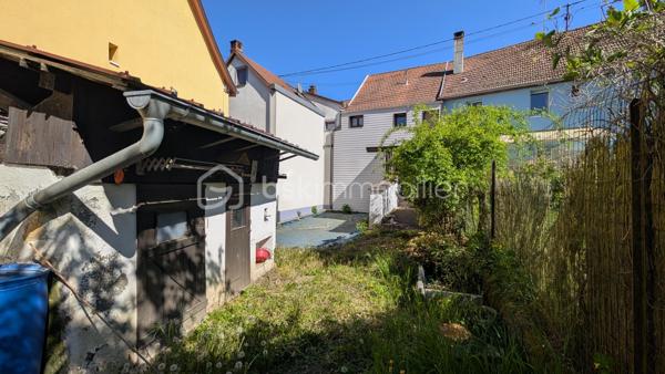 Situé sur la commune de Russ ,venez découvrir cette maison de 100m m² mitoyenne des deux côtés, saine et parfaitement entretenue, offrant un cadre de vie paisible et de multiples possibilités d'évolution. Idéale pour un premier achat ou un projet de personnalisation, elle saura vous séduire par ses volumes et son extérieur généreux.
La maison se compose d'un espace de vie convivial avec un salon/salle à manger lumineux et une cuisine séparée. 
Le rez-de-chaussée dispose également d'un débarras pratique avec WC.
À l'étage, l'espace nuit propose deux belles chambres, dont l'une a été entièrement rénovée et bénéficie de sa propre salle d'eau privative attenante, alliant confort et modernité.

Des volumes supplémentaires à exploiter
Le véritable potentiel de cette maison réside dans ses espaces encore disponibles :
- Combles aménageables de 40 m² : une surface généreuse pour créer une suite parentale, un bureau ou une salle de jeux selon vos besoins.
- Cave de 18 m² entièrement isolée : un espace sain idéal pour le stockage ou la conservation (hauteur sous plafond 1m60)

Équipement inclus : Un monte-escalier (Stannah) est déjà installé, facilitant l'accès aux étages.

Un extérieur pensé pour la détente
Côté jardin, vous profiterez d'un beau terrain de 2,32 ares entièrement clos comprenant :
- Un coin potager pour les amoureux de la nature.
- Deux cabanons de jardin déjà raccordés à l'électricité.
- Une terrasse en béton, avec la possibilité d'aménager une seconde terrasse pour vos soirées d'été.

Une maison propre, classée en DPE D (sans amiante ni plomb), à rafraîchir pour la mettre à votre goût. 
Une opportunité rare pour ceux qui cherchent une base solide avec un beau jardin.

Visite virtuelle possible du bien.

Ce bien n’attend que vous et votre projet.  
📞 Contactez-moi pour une visite : un bien, ça se vit, ça se ressent.
Les visites sont possibles le soir ainsi que les samedi-dimanche