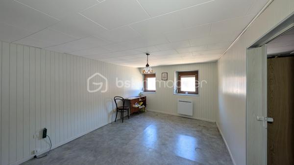 Situé sur la commune de Russ ,venez découvrir cette maison de 100m m² mitoyenne des deux côtés, saine et parfaitement entretenue, offrant un cadre de vie paisible et de multiples possibilités d'évolution. Idéale pour un premier achat ou un projet de personnalisation, elle saura vous séduire par ses volumes et son extérieur généreux.
La maison se compose d'un espace de vie convivial avec un salon/salle à manger lumineux et une cuisine séparée. 
Le rez-de-chaussée dispose également d'un débarras pratique avec WC.
À l'étage, l'espace nuit propose deux belles chambres, dont l'une a été entièrement rénovée et bénéficie de sa propre salle d'eau privative attenante, alliant confort et modernité.

Des volumes supplémentaires à exploiter
Le véritable potentiel de cette maison réside dans ses espaces encore disponibles :
- Combles aménageables de 40 m² : une surface généreuse pour créer une suite parentale, un bureau ou une salle de jeux selon vos besoins.
- Cave de 18 m² entièrement isolée : un espace sain idéal pour le stockage ou la conservation (hauteur sous plafond 1m60)

Équipement inclus : Un monte-escalier (Stannah) est déjà installé, facilitant l'accès aux étages.

Un extérieur pensé pour la détente
Côté jardin, vous profiterez d'un beau terrain de 2,32 ares entièrement clos comprenant :
- Un coin potager pour les amoureux de la nature.
- Deux cabanons de jardin déjà raccordés à l'électricité.
- Une terrasse en béton, avec la possibilité d'aménager une seconde terrasse pour vos soirées d'été.

Une maison propre, classée en DPE D (sans amiante ni plomb), à rafraîchir pour la mettre à votre goût. 
Une opportunité rare pour ceux qui cherchent une base solide avec un beau jardin.

Visite virtuelle possible du bien.

Ce bien n’attend que vous et votre projet.  
📞 Contactez-moi pour une visite : un bien, ça se vit, ça se ressent.
Les visites sont possibles le soir ainsi que les samedi-dimanche