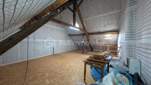 Situé sur la commune de Russ ,venez découvrir cette maison de 100m m² mitoyenne des deux côtés, saine et parfaitement entretenue, offrant un cadre de vie paisible et de multiples possibilités d'évolution. Idéale pour un premier achat ou un projet de personnalisation, elle saura vous séduire par ses volumes et son extérieur généreux.
La maison se compose d'un espace de vie convivial avec un salon/salle à manger lumineux et une cuisine séparée. 
Le rez-de-chaussée dispose également d'un débarras pratique avec WC.
À l'étage, l'espace nuit propose deux belles chambres, dont l'une a été entièrement rénovée et bénéficie de sa propre salle d'eau privative attenante, alliant confort et modernité.

Des volumes supplémentaires à exploiter
Le véritable potentiel de cette maison réside dans ses espaces encore disponibles :
- Combles aménageables de 40 m² : une surface généreuse pour créer une suite parentale, un bureau ou une salle de jeux selon vos besoins.
- Cave de 18 m² entièrement isolée : un espace sain idéal pour le stockage ou la conservation (hauteur sous plafond 1m60)

Équipement inclus : Un monte-escalier (Stannah) est déjà installé, facilitant l'accès aux étages.

Un extérieur pensé pour la détente
Côté jardin, vous profiterez d'un beau terrain de 2,32 ares entièrement clos comprenant :
- Un coin potager pour les amoureux de la nature.
- Deux cabanons de jardin déjà raccordés à l'électricité.
- Une terrasse en béton, avec la possibilité d'aménager une seconde terrasse pour vos soirées d'été.

Une maison propre, classée en DPE D (sans amiante ni plomb), à rafraîchir pour la mettre à votre goût. 
Une opportunité rare pour ceux qui cherchent une base solide avec un beau jardin.

Visite virtuelle possible du bien.

Ce bien n’attend que vous et votre projet.  
📞 Contactez-moi pour une visite : un bien, ça se vit, ça se ressent.
Les visites sont possibles le soir ainsi que les samedi-dimanche