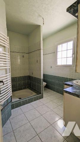 Exclusivement chez Maitre LE GUALES, à BRUZ, proche des commerces, des écoles, collège et lycée...