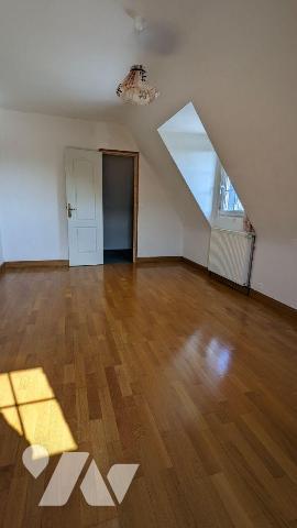 Exclusivement chez Maitre LE GUALES, à BRUZ, proche des commerces, des écoles, collège et lycée...