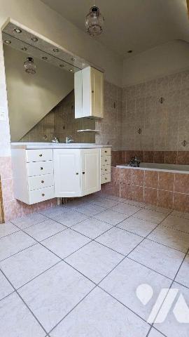 Exclusivement chez Maitre LE GUALES, à BRUZ, proche des commerces, des écoles, collège et lycée...