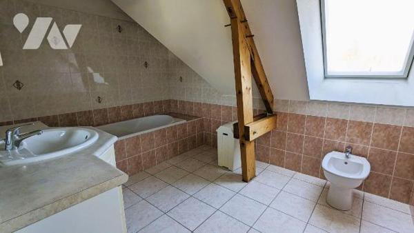 Exclusivement chez Maitre LE GUALES, à BRUZ, proche des commerces, des écoles, collège et lycée...