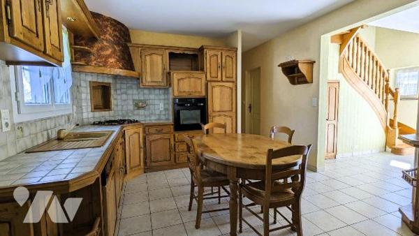 Exclusivement chez Maitre LE GUALES, à BRUZ, proche des commerces, des écoles, collège et lycée...