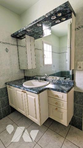 Exclusivement chez Maitre LE GUALES, à BRUZ, proche des commerces, des écoles, collège et lycée...