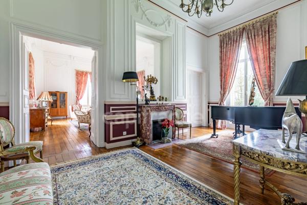 Château à vendre proche de Soissons – 720 m² avec 5 chambres -Maison indépendante de 85 m², piscine couverte, grand garage et parc de 2,57 hectares