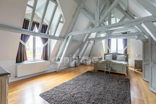 Château à vendre proche de Soissons – 720 m² avec 5 chambres -Maison indépendante de 85 m², piscine couverte, grand garage et parc de 2,57 hectares