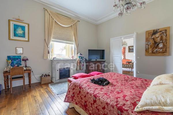 Château à vendre proche de Soissons – 720 m² avec 5 chambres -Maison indépendante de 85 m², piscine couverte, grand garage et parc de 2,57 hectares
