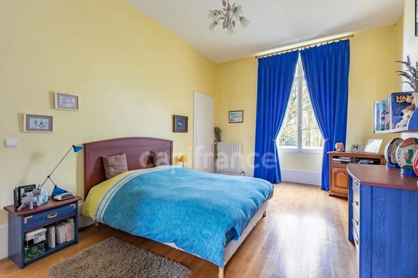 Château à vendre proche de Soissons – 720 m² avec 5 chambres -Maison indépendante de 85 m², piscine couverte, grand garage et parc de 2,57 hectares