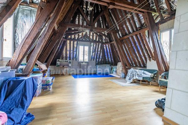 Château à vendre proche de Soissons – 720 m² avec 5 chambres -Maison indépendante de 85 m², piscine couverte, grand garage et parc de 2,57 hectares