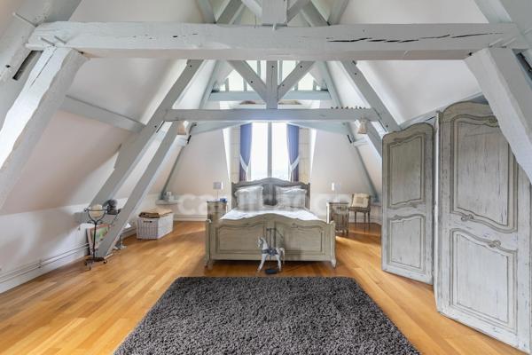 Château à vendre proche de Soissons – 720 m² avec 5 chambres -Maison indépendante de 85 m², piscine couverte, grand garage et parc de 2,57 hectares