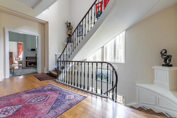 Château à vendre proche de Soissons – 720 m² avec 5 chambres -Maison indépendante de 85 m², piscine couverte, grand garage et parc de 2,57 hectares