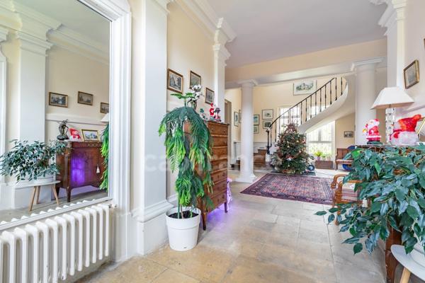 Château à vendre proche de Soissons – 720 m² avec 5 chambres -Maison indépendante de 85 m², piscine couverte, grand garage et parc de 2,57 hectares