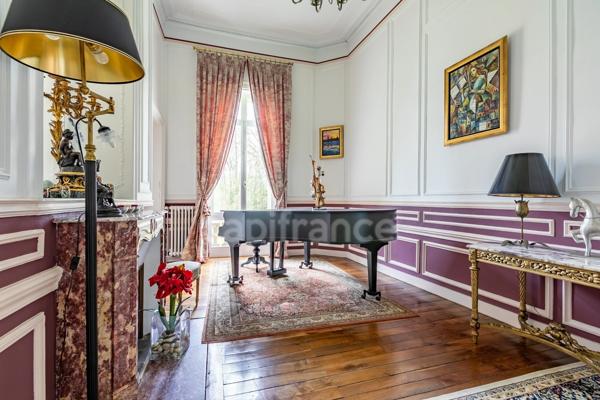 Château à vendre proche de Soissons – 720 m² avec 5 chambres -Maison indépendante de 85 m², piscine couverte, grand garage et parc de 2,57 hectares