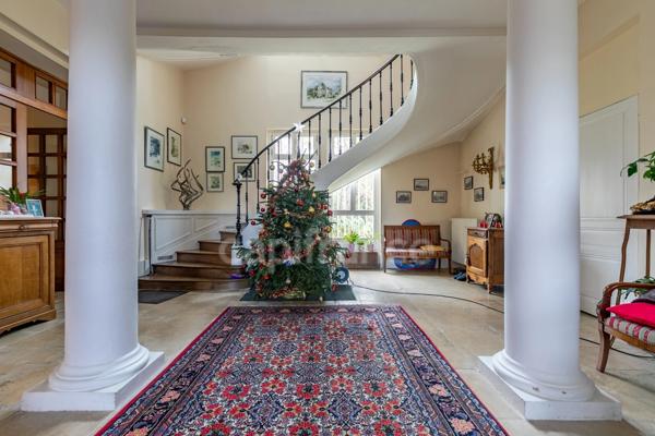 Château à vendre proche de Soissons – 720 m² avec 5 chambres -Maison indépendante de 85 m², piscine couverte, grand garage et parc de 2,57 hectares