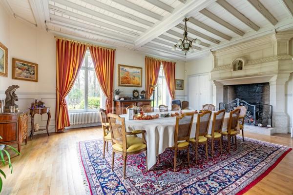 Château à vendre proche de Soissons – 720 m² avec 5 chambres -Maison indépendante de 85 m², piscine couverte, grand garage et parc de 2,57 hectares