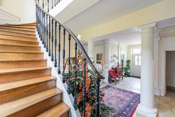 Château à vendre proche de Soissons – 720 m² avec 5 chambres -Maison indépendante de 85 m², piscine couverte, grand garage et parc de 2,57 hectares