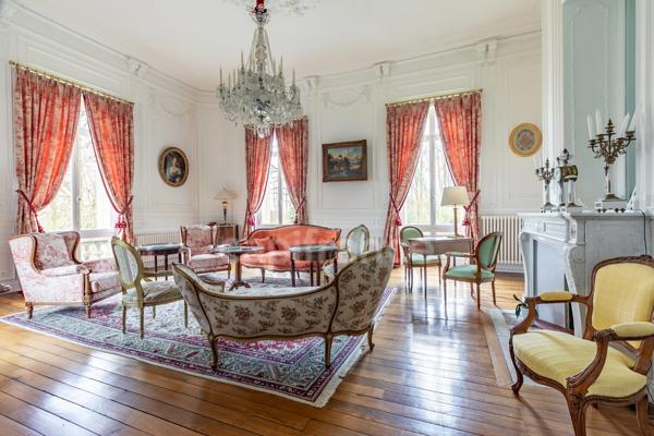 Château à vendre proche de Soissons – 720 m² avec 5 chambres -Maison indépendante de 85 m², piscine couverte, grand garage et parc de 2,57 hectares
