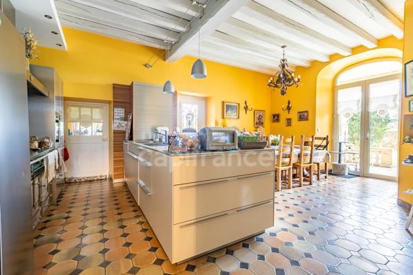 Château à vendre proche de Soissons – 720 m² avec 5 chambres -Maison indépendante de 85 m², piscine couverte, grand garage et parc de 2,57 hectares
