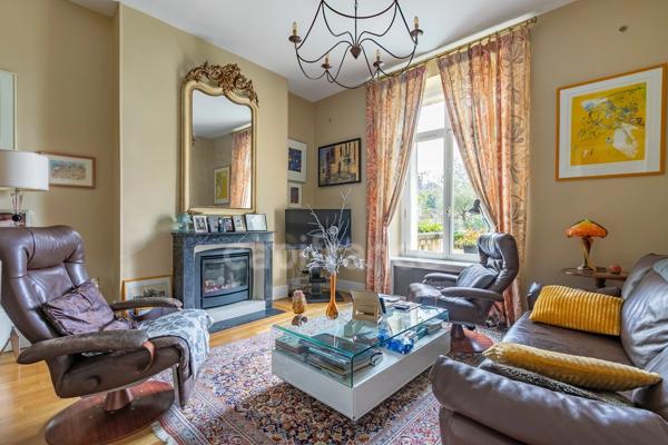 Château à vendre proche de Soissons – 720 m² avec 5 chambres -Maison indépendante de 85 m², piscine couverte, grand garage et parc de 2,57 hectares