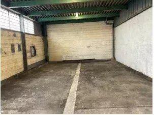 Location                                                      Local commercial
                        
                                         210 m2                     à Saint-Genis-Laval