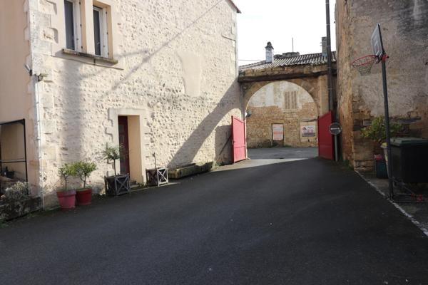 SUPERBE HOTEL RESTAURANT LOGIS DE FRANCE A VENDRE LOCALISATION SECTEUR LUSIGNAN (86)