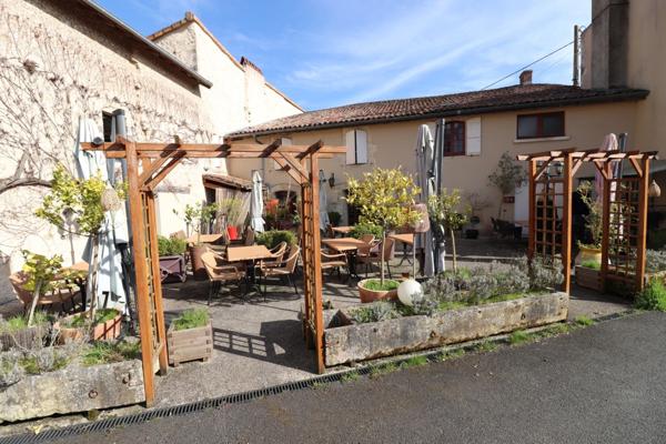SUPERBE HOTEL RESTAURANT LOGIS DE FRANCE A VENDRE LOCALISATION SECTEUR LUSIGNAN (86)