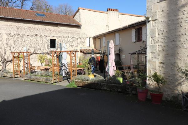 SUPERBE HOTEL RESTAURANT LOGIS DE FRANCE A VENDRE LOCALISATION SECTEUR LUSIGNAN (86)