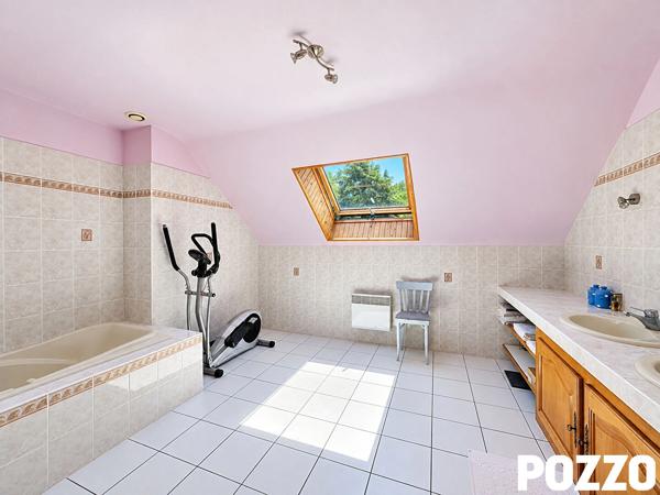 À VENDRE - Maison dans le bourg de Bréhal de 255m² au calme avec parc arboré BREHAL