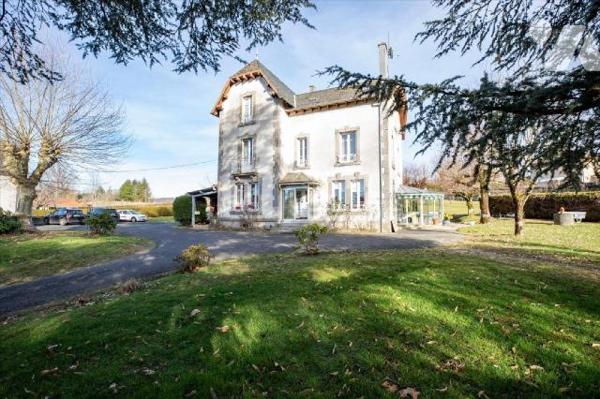 JUSSAC, sur 4182 m², maison en pierre comprenant au rez-de-chaussée entrée, cuisine équipée, sé...