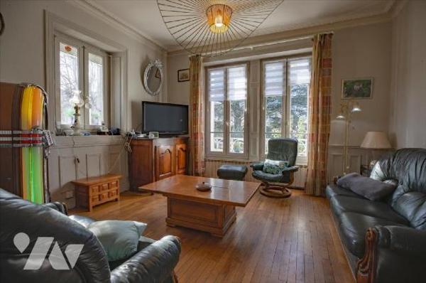 JUSSAC, sur 4182 m², maison en pierre comprenant au rez-de-chaussée entrée, cuisine équipée, sé...