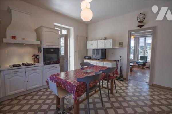 JUSSAC, sur 4182 m², maison en pierre comprenant au rez-de-chaussée entrée, cuisine équipée, sé...