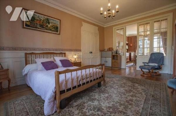 JUSSAC, sur 4182 m², maison en pierre comprenant au rez-de-chaussée entrée, cuisine équipée, sé...