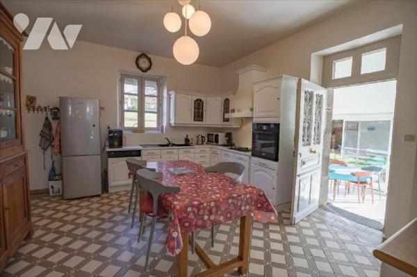 JUSSAC, sur 4182 m², maison en pierre comprenant au rez-de-chaussée entrée, cuisine équipée, sé...