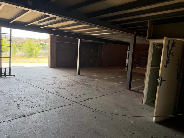 Location                                                      Local commercial
                        
                     6 pièces                      380 m2                     à Brioude