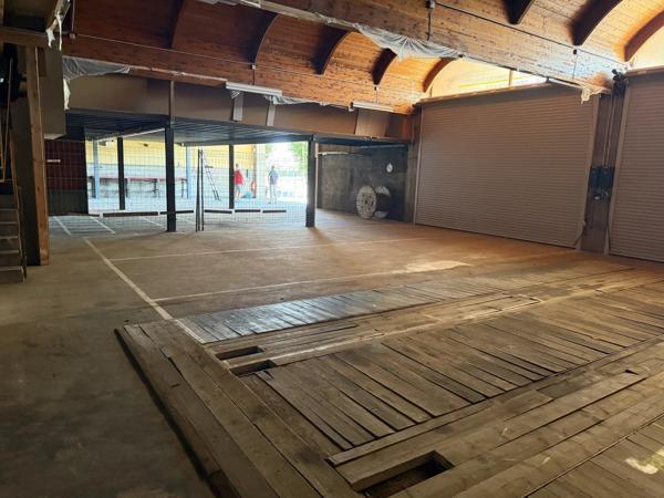 Location                                                      Local commercial
                        
                     6 pièces                      380 m2                     à Brioude
