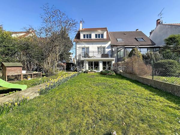 Bienvenue dans une maison où tout a été pensé pour conjuguer charme, fonctionnalité et emplacement privilégié.

Pour une parfaite transparence des surfaces soit 183 m² de surface totale exploitable : la maison développe 100m² habitables (126m² au sol), complétés par un sous-sol total de 57m² ; certificat de mesurage à l'appui.
S’ajoutent également un abri de jardin de 10 m² ainsi qu’un espace couvert sous escalier pouvant servir de local vélo ou moto.

Au rez-de-chaussée surélevé :
Une entrée accueillante ouvre sur une cuisine conviviale, une salle à manger lumineuse et un séjour chaleureux avec son poêle et un accès direct à la TERRASSE et au JARDIN exposés SUD-OUEST.
Un WC avec lave-mains complète ce niveau.

À l’étage :
Un palier dessert 3 chambres (entre 10 et 11m²), une salle de bain avec WC ainsi qu’une pièce dédiée au DRESSING (4m²) – un vrai plus pour l’organisation du quotidien.

Dans les combles :
Une chambre supplémentaire (14m² au sol), parfaite pour un adolescent, un espace invité ou un coin télétravail cosy, avec de nombreux rangements.

Sous-sol TOTAL ultra fonctionnel de 57m² :
Double garage (25m²), chaufferie, buanderie (7m²), une salle d'eau avec WC, bureau (7m²) et pièce annexe (11m², salle de jeux, stockage, atelier… à vous de choisir !)

Prestations & équipements :

Abris de jardin de 10m²
Maison entièrement isolée
Double vitrage (RDC, étages et sous-sol)
Volets roulants motorisés avec télécommande générale Somfy + commandes individuelles
VMC motorisée (salle d’eau & salle de bain)
Poêle installé en 2012
Chaudière gaz Frisquet (2009)
Toiture nettoyée et imperméabilisée il y a 3 ans
Portail motorisé & digicode
2 macarons de stationnement possibles délivrés par la ville

Un bien entretenu avec sérieux, prêt à accueillir une nouvelle famille.

Un emplacement idéal pour une vie 100% pratique
À pied :
Écoles maternelle et primaire Jules Ferry
Collège Coton
Lycées Mozart et Jean Moulin
Centre-ville & Forum
Place de l’Eau, cinéma, théâtre
Boulangerie (à 2 min !)
Marché les jeudis et dimanches

À proximité :
Leclerc à 5 min en voiture
Centre commercial O’Parinor
Autoroutes A1 et A3
Bus 140 et 148

Future ligne 16 et 17 du Grand Paris Express (2028) à côté du Forum – Gare de Drancy

Une maison familiale complète, chaleureuse et parfaitement située, idéale pour ceux qui veulent tout faire à pied tout en profitant d’un jardin et de beaux volumes.
