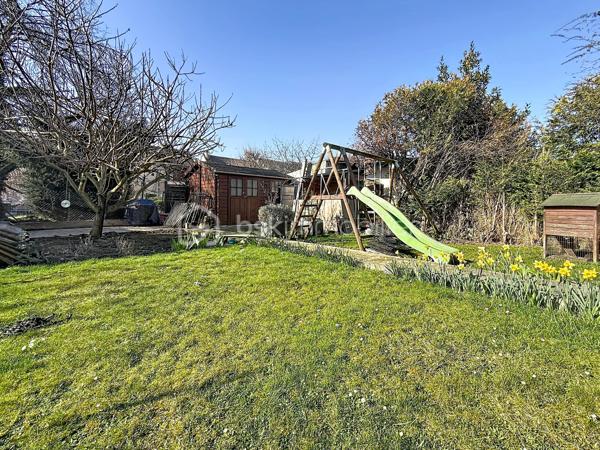 Bienvenue dans une maison où tout a été pensé pour conjuguer charme, fonctionnalité et emplacement privilégié.

Pour une parfaite transparence des surfaces soit 183 m² de surface totale exploitable : la maison développe 100m² habitables (126m² au sol), complétés par un sous-sol total de 57m² ; certificat de mesurage à l'appui.
S’ajoutent également un abri de jardin de 10 m² ainsi qu’un espace couvert sous escalier pouvant servir de local vélo ou moto.

Au rez-de-chaussée surélevé :
Une entrée accueillante ouvre sur une cuisine conviviale, une salle à manger lumineuse et un séjour chaleureux avec son poêle et un accès direct à la TERRASSE et au JARDIN exposés SUD-OUEST.
Un WC avec lave-mains complète ce niveau.

À l’étage :
Un palier dessert 3 chambres (entre 10 et 11m²), une salle de bain avec WC ainsi qu’une pièce dédiée au DRESSING (4m²) – un vrai plus pour l’organisation du quotidien.

Dans les combles :
Une chambre supplémentaire (14m² au sol), parfaite pour un adolescent, un espace invité ou un coin télétravail cosy, avec de nombreux rangements.

Sous-sol TOTAL ultra fonctionnel de 57m² :
Double garage (25m²), chaufferie, buanderie (7m²), une salle d'eau avec WC, bureau (7m²) et pièce annexe (11m², salle de jeux, stockage, atelier… à vous de choisir !)

Prestations & équipements :

Abris de jardin de 10m²
Maison entièrement isolée
Double vitrage (RDC, étages et sous-sol)
Volets roulants motorisés avec télécommande générale Somfy + commandes individuelles
VMC motorisée (salle d’eau & salle de bain)
Poêle installé en 2012
Chaudière gaz Frisquet (2009)
Toiture nettoyée et imperméabilisée il y a 3 ans
Portail motorisé & digicode
2 macarons de stationnement possibles délivrés par la ville

Un bien entretenu avec sérieux, prêt à accueillir une nouvelle famille.

Un emplacement idéal pour une vie 100% pratique
À pied :
Écoles maternelle et primaire Jules Ferry
Collège Coton
Lycées Mozart et Jean Moulin
Centre-ville & Forum
Place de l’Eau, cinéma, théâtre
Boulangerie (à 2 min !)
Marché les jeudis et dimanches

À proximité :
Leclerc à 5 min en voiture
Centre commercial O’Parinor
Autoroutes A1 et A3
Bus 140 et 148

Future ligne 16 et 17 du Grand Paris Express (2028) à côté du Forum – Gare de Drancy

Une maison familiale complète, chaleureuse et parfaitement située, idéale pour ceux qui veulent tout faire à pied tout en profitant d’un jardin et de beaux volumes.