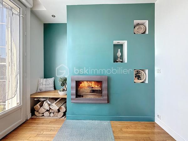 Bienvenue dans une maison où tout a été pensé pour conjuguer charme, fonctionnalité et emplacement privilégié.

Pour une parfaite transparence des surfaces soit 183 m² de surface totale exploitable : la maison développe 100m² habitables (126m² au sol), complétés par un sous-sol total de 57m² ; certificat de mesurage à l'appui.
S’ajoutent également un abri de jardin de 10 m² ainsi qu’un espace couvert sous escalier pouvant servir de local vélo ou moto.

Au rez-de-chaussée surélevé :
Une entrée accueillante ouvre sur une cuisine conviviale, une salle à manger lumineuse et un séjour chaleureux avec son poêle et un accès direct à la TERRASSE et au JARDIN exposés SUD-OUEST.
Un WC avec lave-mains complète ce niveau.

À l’étage :
Un palier dessert 3 chambres (entre 10 et 11m²), une salle de bain avec WC ainsi qu’une pièce dédiée au DRESSING (4m²) – un vrai plus pour l’organisation du quotidien.

Dans les combles :
Une chambre supplémentaire (14m² au sol), parfaite pour un adolescent, un espace invité ou un coin télétravail cosy, avec de nombreux rangements.

Sous-sol TOTAL ultra fonctionnel de 57m² :
Double garage (25m²), chaufferie, buanderie (7m²), une salle d'eau avec WC, bureau (7m²) et pièce annexe (11m², salle de jeux, stockage, atelier… à vous de choisir !)

Prestations & équipements :

Abris de jardin de 10m²
Maison entièrement isolée
Double vitrage (RDC, étages et sous-sol)
Volets roulants motorisés avec télécommande générale Somfy + commandes individuelles
VMC motorisée (salle d’eau & salle de bain)
Poêle installé en 2012
Chaudière gaz Frisquet (2009)
Toiture nettoyée et imperméabilisée il y a 3 ans
Portail motorisé & digicode
2 macarons de stationnement possibles délivrés par la ville

Un bien entretenu avec sérieux, prêt à accueillir une nouvelle famille.

Un emplacement idéal pour une vie 100% pratique
À pied :
Écoles maternelle et primaire Jules Ferry
Collège Coton
Lycées Mozart et Jean Moulin
Centre-ville & Forum
Place de l’Eau, cinéma, théâtre
Boulangerie (à 2 min !)
Marché les jeudis et dimanches

À proximité :
Leclerc à 5 min en voiture
Centre commercial O’Parinor
Autoroutes A1 et A3
Bus 140 et 148

Future ligne 16 et 17 du Grand Paris Express (2028) à côté du Forum – Gare de Drancy

Une maison familiale complète, chaleureuse et parfaitement située, idéale pour ceux qui veulent tout faire à pied tout en profitant d’un jardin et de beaux volumes.