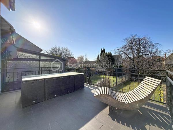 Bienvenue dans une maison où tout a été pensé pour conjuguer charme, fonctionnalité et emplacement privilégié.

Pour une parfaite transparence des surfaces soit 183 m² de surface totale exploitable : la maison développe 100m² habitables (126m² au sol), complétés par un sous-sol total de 57m² ; certificat de mesurage à l'appui.
S’ajoutent également un abri de jardin de 10 m² ainsi qu’un espace couvert sous escalier pouvant servir de local vélo ou moto.

Au rez-de-chaussée surélevé :
Une entrée accueillante ouvre sur une cuisine conviviale, une salle à manger lumineuse et un séjour chaleureux avec son poêle et un accès direct à la TERRASSE et au JARDIN exposés SUD-OUEST.
Un WC avec lave-mains complète ce niveau.

À l’étage :
Un palier dessert 3 chambres (entre 10 et 11m²), une salle de bain avec WC ainsi qu’une pièce dédiée au DRESSING (4m²) – un vrai plus pour l’organisation du quotidien.

Dans les combles :
Une chambre supplémentaire (14m² au sol), parfaite pour un adolescent, un espace invité ou un coin télétravail cosy, avec de nombreux rangements.

Sous-sol TOTAL ultra fonctionnel de 57m² :
Double garage (25m²), chaufferie, buanderie (7m²), une salle d'eau avec WC, bureau (7m²) et pièce annexe (11m², salle de jeux, stockage, atelier… à vous de choisir !)

Prestations & équipements :

Abris de jardin de 10m²
Maison entièrement isolée
Double vitrage (RDC, étages et sous-sol)
Volets roulants motorisés avec télécommande générale Somfy + commandes individuelles
VMC motorisée (salle d’eau & salle de bain)
Poêle installé en 2012
Chaudière gaz Frisquet (2009)
Toiture nettoyée et imperméabilisée il y a 3 ans
Portail motorisé & digicode
2 macarons de stationnement possibles délivrés par la ville

Un bien entretenu avec sérieux, prêt à accueillir une nouvelle famille.

Un emplacement idéal pour une vie 100% pratique
À pied :
Écoles maternelle et primaire Jules Ferry
Collège Coton
Lycées Mozart et Jean Moulin
Centre-ville & Forum
Place de l’Eau, cinéma, théâtre
Boulangerie (à 2 min !)
Marché les jeudis et dimanches

À proximité :
Leclerc à 5 min en voiture
Centre commercial O’Parinor
Autoroutes A1 et A3
Bus 140 et 148

Future ligne 16 et 17 du Grand Paris Express (2028) à côté du Forum – Gare de Drancy

Une maison familiale complète, chaleureuse et parfaitement située, idéale pour ceux qui veulent tout faire à pied tout en profitant d’un jardin et de beaux volumes.