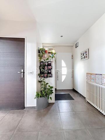 Bienvenue dans une maison où tout a été pensé pour conjuguer charme, fonctionnalité et emplacement privilégié.

Pour une parfaite transparence des surfaces soit 183 m² de surface totale exploitable : la maison développe 100m² habitables (126m² au sol), complétés par un sous-sol total de 57m² ; certificat de mesurage à l'appui.
S’ajoutent également un abri de jardin de 10 m² ainsi qu’un espace couvert sous escalier pouvant servir de local vélo ou moto.

Au rez-de-chaussée surélevé :
Une entrée accueillante ouvre sur une cuisine conviviale, une salle à manger lumineuse et un séjour chaleureux avec son poêle et un accès direct à la TERRASSE et au JARDIN exposés SUD-OUEST.
Un WC avec lave-mains complète ce niveau.

À l’étage :
Un palier dessert 3 chambres (entre 10 et 11m²), une salle de bain avec WC ainsi qu’une pièce dédiée au DRESSING (4m²) – un vrai plus pour l’organisation du quotidien.

Dans les combles :
Une chambre supplémentaire (14m² au sol), parfaite pour un adolescent, un espace invité ou un coin télétravail cosy, avec de nombreux rangements.

Sous-sol TOTAL ultra fonctionnel de 57m² :
Double garage (25m²), chaufferie, buanderie (7m²), une salle d'eau avec WC, bureau (7m²) et pièce annexe (11m², salle de jeux, stockage, atelier… à vous de choisir !)

Prestations & équipements :

Abris de jardin de 10m²
Maison entièrement isolée
Double vitrage (RDC, étages et sous-sol)
Volets roulants motorisés avec télécommande générale Somfy + commandes individuelles
VMC motorisée (salle d’eau & salle de bain)
Poêle installé en 2012
Chaudière gaz Frisquet (2009)
Toiture nettoyée et imperméabilisée il y a 3 ans
Portail motorisé & digicode
2 macarons de stationnement possibles délivrés par la ville

Un bien entretenu avec sérieux, prêt à accueillir une nouvelle famille.

Un emplacement idéal pour une vie 100% pratique
À pied :
Écoles maternelle et primaire Jules Ferry
Collège Coton
Lycées Mozart et Jean Moulin
Centre-ville & Forum
Place de l’Eau, cinéma, théâtre
Boulangerie (à 2 min !)
Marché les jeudis et dimanches

À proximité :
Leclerc à 5 min en voiture
Centre commercial O’Parinor
Autoroutes A1 et A3
Bus 140 et 148

Future ligne 16 et 17 du Grand Paris Express (2028) à côté du Forum – Gare de Drancy

Une maison familiale complète, chaleureuse et parfaitement située, idéale pour ceux qui veulent tout faire à pied tout en profitant d’un jardin et de beaux volumes.
