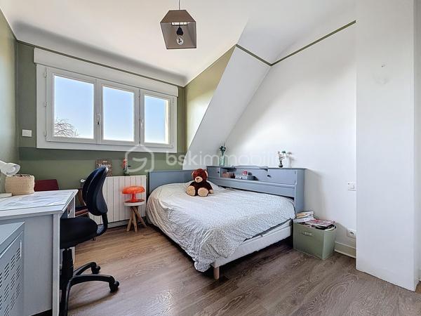 Bienvenue dans une maison où tout a été pensé pour conjuguer charme, fonctionnalité et emplacement privilégié.

Pour une parfaite transparence des surfaces soit 183 m² de surface totale exploitable : la maison développe 100m² habitables (126m² au sol), complétés par un sous-sol total de 57m² ; certificat de mesurage à l'appui.
S’ajoutent également un abri de jardin de 10 m² ainsi qu’un espace couvert sous escalier pouvant servir de local vélo ou moto.

Au rez-de-chaussée surélevé :
Une entrée accueillante ouvre sur une cuisine conviviale, une salle à manger lumineuse et un séjour chaleureux avec son poêle et un accès direct à la TERRASSE et au JARDIN exposés SUD-OUEST.
Un WC avec lave-mains complète ce niveau.

À l’étage :
Un palier dessert 3 chambres (entre 10 et 11m²), une salle de bain avec WC ainsi qu’une pièce dédiée au DRESSING (4m²) – un vrai plus pour l’organisation du quotidien.

Dans les combles :
Une chambre supplémentaire (14m² au sol), parfaite pour un adolescent, un espace invité ou un coin télétravail cosy, avec de nombreux rangements.

Sous-sol TOTAL ultra fonctionnel de 57m² :
Double garage (25m²), chaufferie, buanderie (7m²), une salle d'eau avec WC, bureau (7m²) et pièce annexe (11m², salle de jeux, stockage, atelier… à vous de choisir !)

Prestations & équipements :

Abris de jardin de 10m²
Maison entièrement isolée
Double vitrage (RDC, étages et sous-sol)
Volets roulants motorisés avec télécommande générale Somfy + commandes individuelles
VMC motorisée (salle d’eau & salle de bain)
Poêle installé en 2012
Chaudière gaz Frisquet (2009)
Toiture nettoyée et imperméabilisée il y a 3 ans
Portail motorisé & digicode
2 macarons de stationnement possibles délivrés par la ville

Un bien entretenu avec sérieux, prêt à accueillir une nouvelle famille.

Un emplacement idéal pour une vie 100% pratique
À pied :
Écoles maternelle et primaire Jules Ferry
Collège Coton
Lycées Mozart et Jean Moulin
Centre-ville & Forum
Place de l’Eau, cinéma, théâtre
Boulangerie (à 2 min !)
Marché les jeudis et dimanches

À proximité :
Leclerc à 5 min en voiture
Centre commercial O’Parinor
Autoroutes A1 et A3
Bus 140 et 148

Future ligne 16 et 17 du Grand Paris Express (2028) à côté du Forum – Gare de Drancy

Une maison familiale complète, chaleureuse et parfaitement située, idéale pour ceux qui veulent tout faire à pied tout en profitant d’un jardin et de beaux volumes.