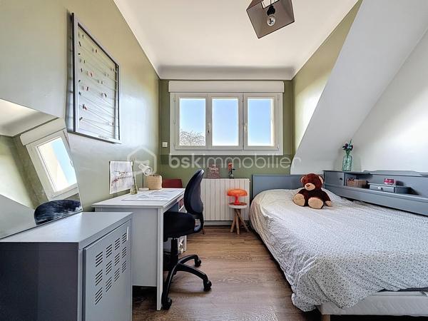 Bienvenue dans une maison où tout a été pensé pour conjuguer charme, fonctionnalité et emplacement privilégié.

Pour une parfaite transparence des surfaces soit 183 m² de surface totale exploitable : la maison développe 100m² habitables (126m² au sol), complétés par un sous-sol total de 57m² ; certificat de mesurage à l'appui.
S’ajoutent également un abri de jardin de 10 m² ainsi qu’un espace couvert sous escalier pouvant servir de local vélo ou moto.

Au rez-de-chaussée surélevé :
Une entrée accueillante ouvre sur une cuisine conviviale, une salle à manger lumineuse et un séjour chaleureux avec son poêle et un accès direct à la TERRASSE et au JARDIN exposés SUD-OUEST.
Un WC avec lave-mains complète ce niveau.

À l’étage :
Un palier dessert 3 chambres (entre 10 et 11m²), une salle de bain avec WC ainsi qu’une pièce dédiée au DRESSING (4m²) – un vrai plus pour l’organisation du quotidien.

Dans les combles :
Une chambre supplémentaire (14m² au sol), parfaite pour un adolescent, un espace invité ou un coin télétravail cosy, avec de nombreux rangements.

Sous-sol TOTAL ultra fonctionnel de 57m² :
Double garage (25m²), chaufferie, buanderie (7m²), une salle d'eau avec WC, bureau (7m²) et pièce annexe (11m², salle de jeux, stockage, atelier… à vous de choisir !)

Prestations & équipements :

Abris de jardin de 10m²
Maison entièrement isolée
Double vitrage (RDC, étages et sous-sol)
Volets roulants motorisés avec télécommande générale Somfy + commandes individuelles
VMC motorisée (salle d’eau & salle de bain)
Poêle installé en 2012
Chaudière gaz Frisquet (2009)
Toiture nettoyée et imperméabilisée il y a 3 ans
Portail motorisé & digicode
2 macarons de stationnement possibles délivrés par la ville

Un bien entretenu avec sérieux, prêt à accueillir une nouvelle famille.

Un emplacement idéal pour une vie 100% pratique
À pied :
Écoles maternelle et primaire Jules Ferry
Collège Coton
Lycées Mozart et Jean Moulin
Centre-ville & Forum
Place de l’Eau, cinéma, théâtre
Boulangerie (à 2 min !)
Marché les jeudis et dimanches

À proximité :
Leclerc à 5 min en voiture
Centre commercial O’Parinor
Autoroutes A1 et A3
Bus 140 et 148

Future ligne 16 et 17 du Grand Paris Express (2028) à côté du Forum – Gare de Drancy

Une maison familiale complète, chaleureuse et parfaitement située, idéale pour ceux qui veulent tout faire à pied tout en profitant d’un jardin et de beaux volumes.
