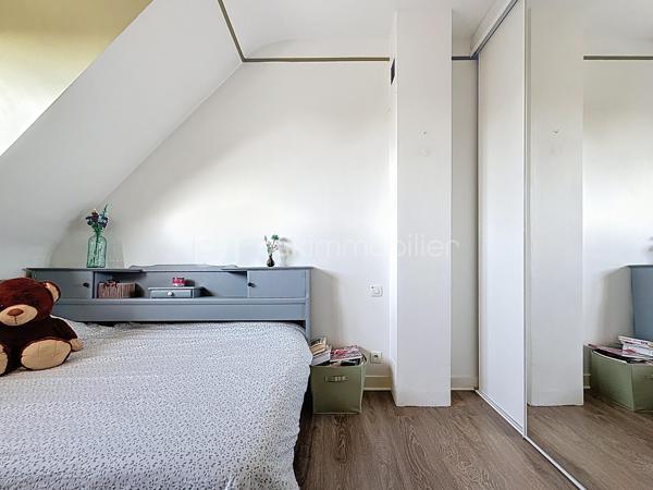Bienvenue dans une maison où tout a été pensé pour conjuguer charme, fonctionnalité et emplacement privilégié.

Pour une parfaite transparence des surfaces soit 183 m² de surface totale exploitable : la maison développe 100m² habitables (126m² au sol), complétés par un sous-sol total de 57m² ; certificat de mesurage à l'appui.
S’ajoutent également un abri de jardin de 10 m² ainsi qu’un espace couvert sous escalier pouvant servir de local vélo ou moto.

Au rez-de-chaussée surélevé :
Une entrée accueillante ouvre sur une cuisine conviviale, une salle à manger lumineuse et un séjour chaleureux avec son poêle et un accès direct à la TERRASSE et au JARDIN exposés SUD-OUEST.
Un WC avec lave-mains complète ce niveau.

À l’étage :
Un palier dessert 3 chambres (entre 10 et 11m²), une salle de bain avec WC ainsi qu’une pièce dédiée au DRESSING (4m²) – un vrai plus pour l’organisation du quotidien.

Dans les combles :
Une chambre supplémentaire (14m² au sol), parfaite pour un adolescent, un espace invité ou un coin télétravail cosy, avec de nombreux rangements.

Sous-sol TOTAL ultra fonctionnel de 57m² :
Double garage (25m²), chaufferie, buanderie (7m²), une salle d'eau avec WC, bureau (7m²) et pièce annexe (11m², salle de jeux, stockage, atelier… à vous de choisir !)

Prestations & équipements :

Abris de jardin de 10m²
Maison entièrement isolée
Double vitrage (RDC, étages et sous-sol)
Volets roulants motorisés avec télécommande générale Somfy + commandes individuelles
VMC motorisée (salle d’eau & salle de bain)
Poêle installé en 2012
Chaudière gaz Frisquet (2009)
Toiture nettoyée et imperméabilisée il y a 3 ans
Portail motorisé & digicode
2 macarons de stationnement possibles délivrés par la ville

Un bien entretenu avec sérieux, prêt à accueillir une nouvelle famille.

Un emplacement idéal pour une vie 100% pratique
À pied :
Écoles maternelle et primaire Jules Ferry
Collège Coton
Lycées Mozart et Jean Moulin
Centre-ville & Forum
Place de l’Eau, cinéma, théâtre
Boulangerie (à 2 min !)
Marché les jeudis et dimanches

À proximité :
Leclerc à 5 min en voiture
Centre commercial O’Parinor
Autoroutes A1 et A3
Bus 140 et 148

Future ligne 16 et 17 du Grand Paris Express (2028) à côté du Forum – Gare de Drancy

Une maison familiale complète, chaleureuse et parfaitement située, idéale pour ceux qui veulent tout faire à pied tout en profitant d’un jardin et de beaux volumes.