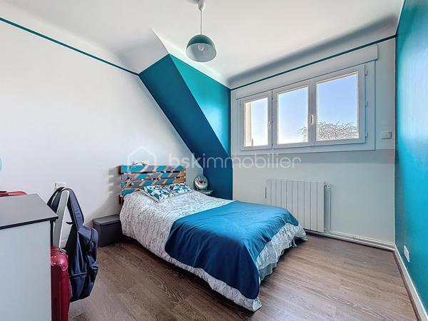 Bienvenue dans une maison où tout a été pensé pour conjuguer charme, fonctionnalité et emplacement privilégié.

Pour une parfaite transparence des surfaces soit 183 m² de surface totale exploitable : la maison développe 100m² habitables (126m² au sol), complétés par un sous-sol total de 57m² ; certificat de mesurage à l'appui.
S’ajoutent également un abri de jardin de 10 m² ainsi qu’un espace couvert sous escalier pouvant servir de local vélo ou moto.

Au rez-de-chaussée surélevé :
Une entrée accueillante ouvre sur une cuisine conviviale, une salle à manger lumineuse et un séjour chaleureux avec son poêle et un accès direct à la TERRASSE et au JARDIN exposés SUD-OUEST.
Un WC avec lave-mains complète ce niveau.

À l’étage :
Un palier dessert 3 chambres (entre 10 et 11m²), une salle de bain avec WC ainsi qu’une pièce dédiée au DRESSING (4m²) – un vrai plus pour l’organisation du quotidien.

Dans les combles :
Une chambre supplémentaire (14m² au sol), parfaite pour un adolescent, un espace invité ou un coin télétravail cosy, avec de nombreux rangements.

Sous-sol TOTAL ultra fonctionnel de 57m² :
Double garage (25m²), chaufferie, buanderie (7m²), une salle d'eau avec WC, bureau (7m²) et pièce annexe (11m², salle de jeux, stockage, atelier… à vous de choisir !)

Prestations & équipements :

Abris de jardin de 10m²
Maison entièrement isolée
Double vitrage (RDC, étages et sous-sol)
Volets roulants motorisés avec télécommande générale Somfy + commandes individuelles
VMC motorisée (salle d’eau & salle de bain)
Poêle installé en 2012
Chaudière gaz Frisquet (2009)
Toiture nettoyée et imperméabilisée il y a 3 ans
Portail motorisé & digicode
2 macarons de stationnement possibles délivrés par la ville

Un bien entretenu avec sérieux, prêt à accueillir une nouvelle famille.

Un emplacement idéal pour une vie 100% pratique
À pied :
Écoles maternelle et primaire Jules Ferry
Collège Coton
Lycées Mozart et Jean Moulin
Centre-ville & Forum
Place de l’Eau, cinéma, théâtre
Boulangerie (à 2 min !)
Marché les jeudis et dimanches

À proximité :
Leclerc à 5 min en voiture
Centre commercial O’Parinor
Autoroutes A1 et A3
Bus 140 et 148

Future ligne 16 et 17 du Grand Paris Express (2028) à côté du Forum – Gare de Drancy

Une maison familiale complète, chaleureuse et parfaitement située, idéale pour ceux qui veulent tout faire à pied tout en profitant d’un jardin et de beaux volumes.