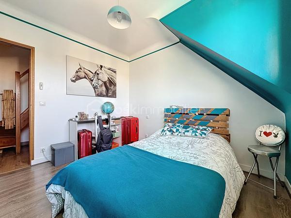 Bienvenue dans une maison où tout a été pensé pour conjuguer charme, fonctionnalité et emplacement privilégié.

Pour une parfaite transparence des surfaces soit 183 m² de surface totale exploitable : la maison développe 100m² habitables (126m² au sol), complétés par un sous-sol total de 57m² ; certificat de mesurage à l'appui.
S’ajoutent également un abri de jardin de 10 m² ainsi qu’un espace couvert sous escalier pouvant servir de local vélo ou moto.

Au rez-de-chaussée surélevé :
Une entrée accueillante ouvre sur une cuisine conviviale, une salle à manger lumineuse et un séjour chaleureux avec son poêle et un accès direct à la TERRASSE et au JARDIN exposés SUD-OUEST.
Un WC avec lave-mains complète ce niveau.

À l’étage :
Un palier dessert 3 chambres (entre 10 et 11m²), une salle de bain avec WC ainsi qu’une pièce dédiée au DRESSING (4m²) – un vrai plus pour l’organisation du quotidien.

Dans les combles :
Une chambre supplémentaire (14m² au sol), parfaite pour un adolescent, un espace invité ou un coin télétravail cosy, avec de nombreux rangements.

Sous-sol TOTAL ultra fonctionnel de 57m² :
Double garage (25m²), chaufferie, buanderie (7m²), une salle d'eau avec WC, bureau (7m²) et pièce annexe (11m², salle de jeux, stockage, atelier… à vous de choisir !)

Prestations & équipements :

Abris de jardin de 10m²
Maison entièrement isolée
Double vitrage (RDC, étages et sous-sol)
Volets roulants motorisés avec télécommande générale Somfy + commandes individuelles
VMC motorisée (salle d’eau & salle de bain)
Poêle installé en 2012
Chaudière gaz Frisquet (2009)
Toiture nettoyée et imperméabilisée il y a 3 ans
Portail motorisé & digicode
2 macarons de stationnement possibles délivrés par la ville

Un bien entretenu avec sérieux, prêt à accueillir une nouvelle famille.

Un emplacement idéal pour une vie 100% pratique
À pied :
Écoles maternelle et primaire Jules Ferry
Collège Coton
Lycées Mozart et Jean Moulin
Centre-ville & Forum
Place de l’Eau, cinéma, théâtre
Boulangerie (à 2 min !)
Marché les jeudis et dimanches

À proximité :
Leclerc à 5 min en voiture
Centre commercial O’Parinor
Autoroutes A1 et A3
Bus 140 et 148

Future ligne 16 et 17 du Grand Paris Express (2028) à côté du Forum – Gare de Drancy

Une maison familiale complète, chaleureuse et parfaitement située, idéale pour ceux qui veulent tout faire à pied tout en profitant d’un jardin et de beaux volumes.